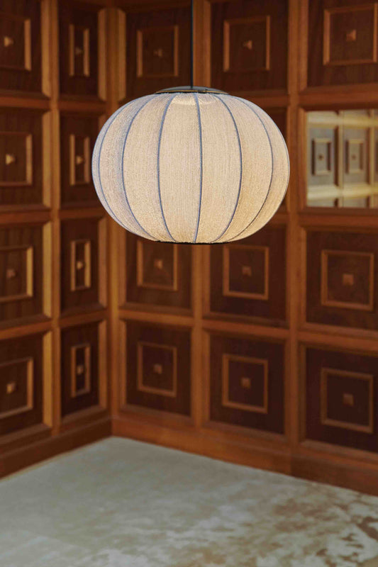 Rund loftlampe i strik i hvid med lys i