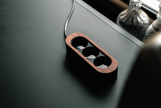 Billede af stikdåse i sort og i valnød