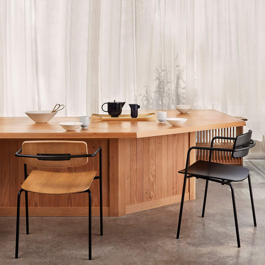 Sæt med 2 stole ved et spisebord