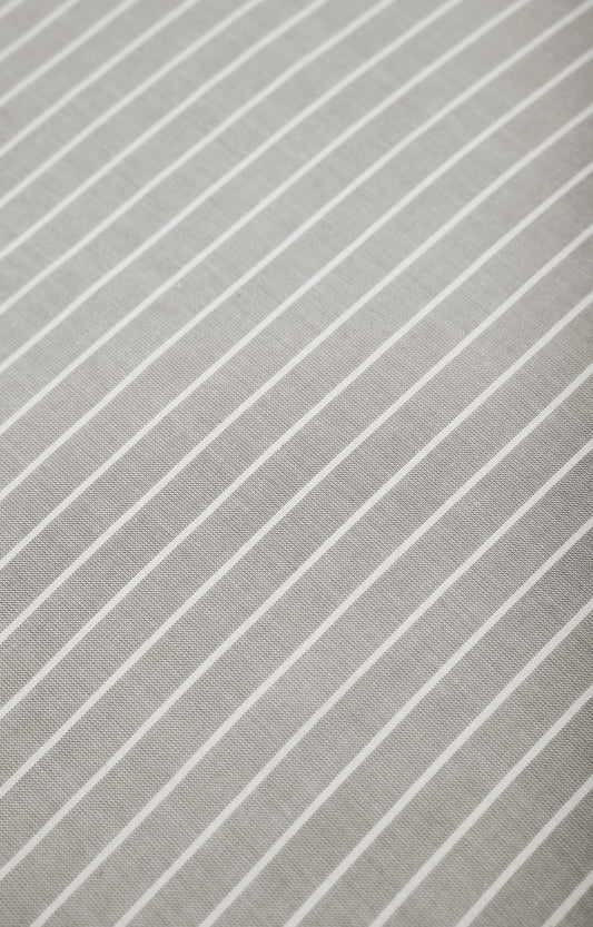 Nærbillede af sengetøj i grå og hvide striber