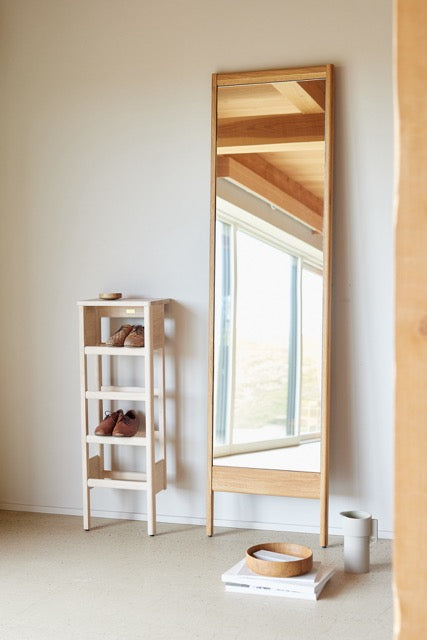 Spejl med ramme og ben i eg, i ente