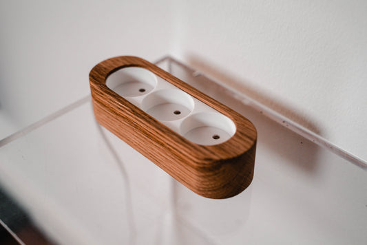 Billede af stikdåse i hvid og egetræ