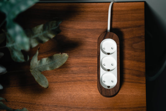 Billede af stikdåse i hvid og i valnød