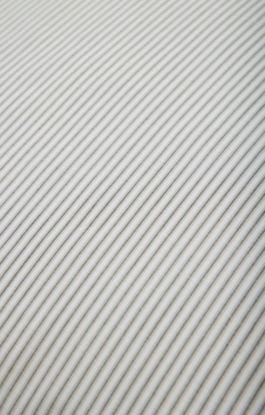 Nærbillede af sengetøj i grå med hvide striber