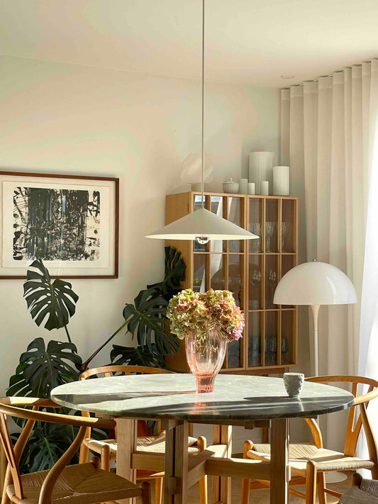 Spisestue med spisebord i marmor