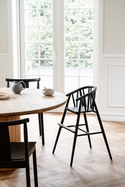 Højstol i mørk bejset egetræ