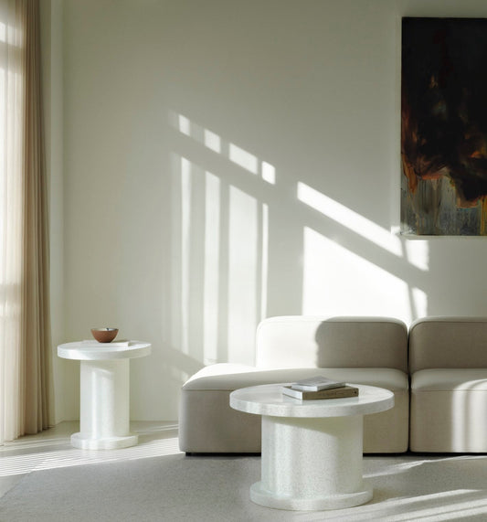 Smuk sofa i beige i en lys stue