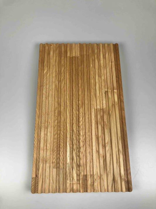 Stort skærebræt i træ med riller