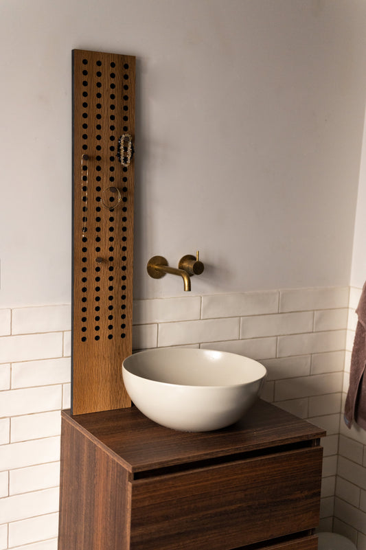 Et badeværelse, hvor der er fokus på håndvask og scoreboard knagerække