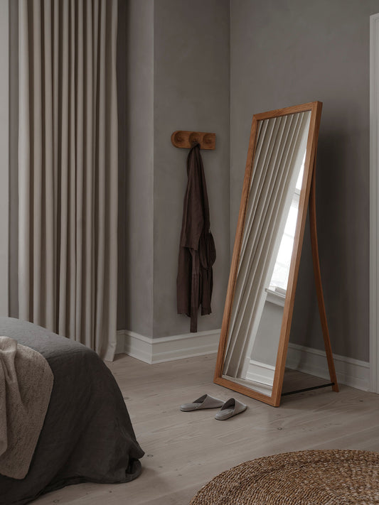 Livsstilsbillede med spejl og knagerække i fokus