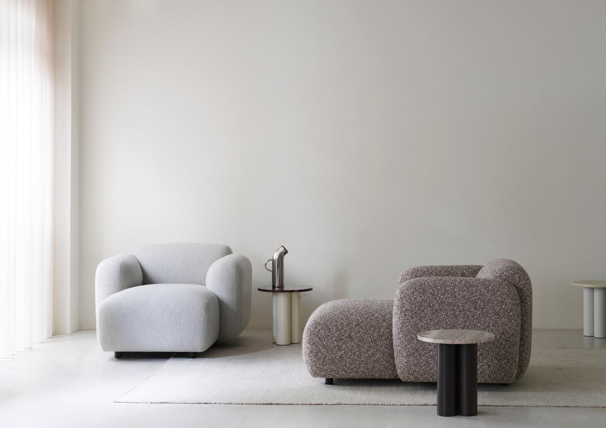 2 loungestole med små borde