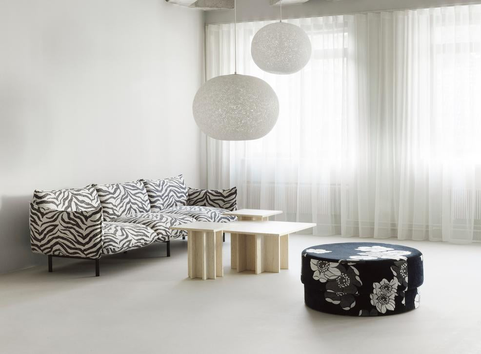 Zebra farvet sofa med marmor bord