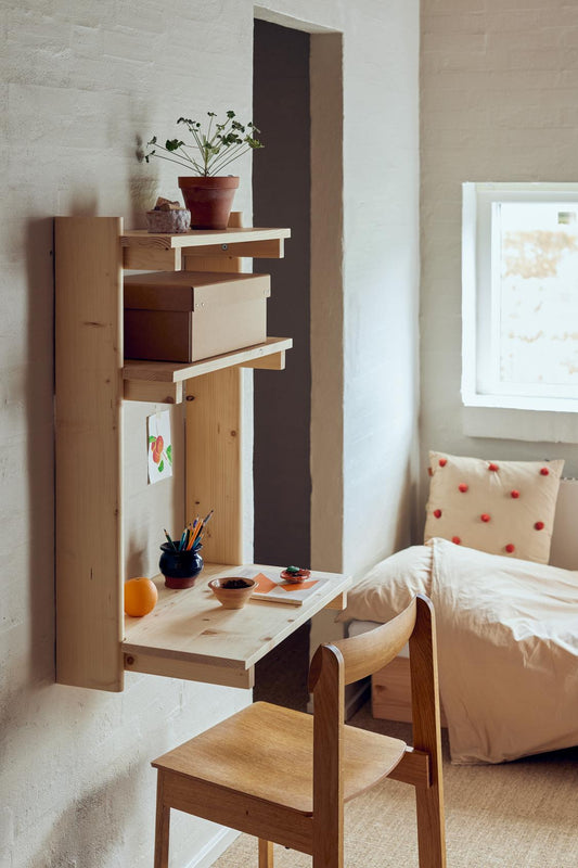 Skrivebord på væg med hylder og opbevaring