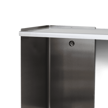 Nærbillede af skrue i krom hylde