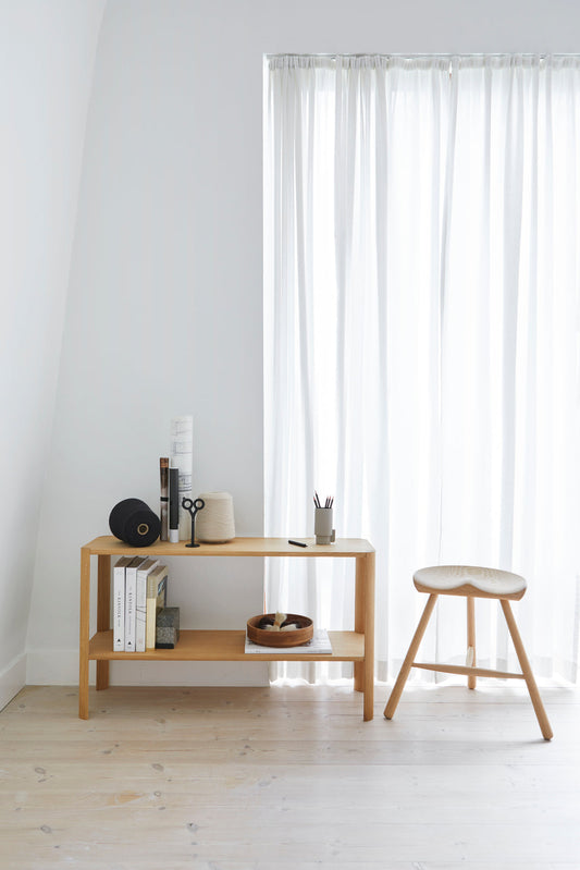 Træ møbel med 2 hylder, lav 