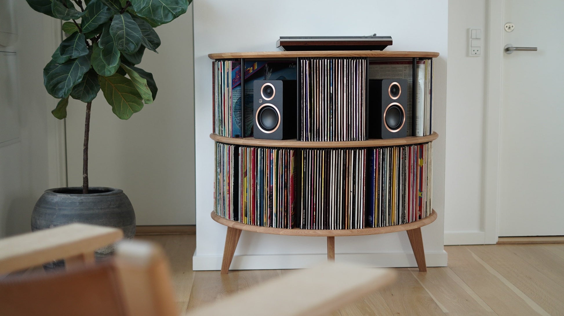 Billede af vinyl møbel med højtaler