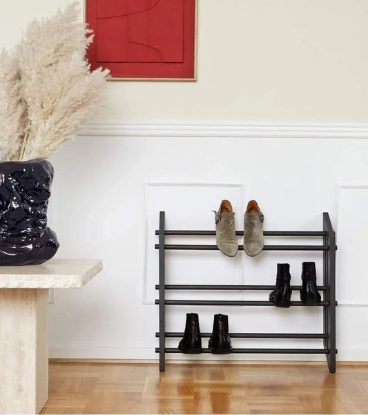 Skostativ i sortbejdset træ med sko på